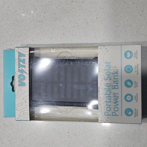 Voltzy Solar, portable versatile solar panel charger and the Portable battery - Picture 4 of 6